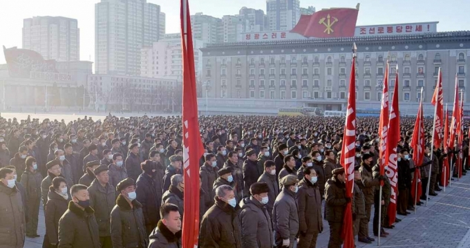 북한 노동당 기관지 노동신문은 지난달 13일 성·중앙기관 일꾼들이 평양시 안의 농장들에서 새해 첫 금요노동을 진행했다고 보도했다. 이들은 당 중앙위원회 결정에 대한 관철 의지를 다졌다. / 사진=뉴스1