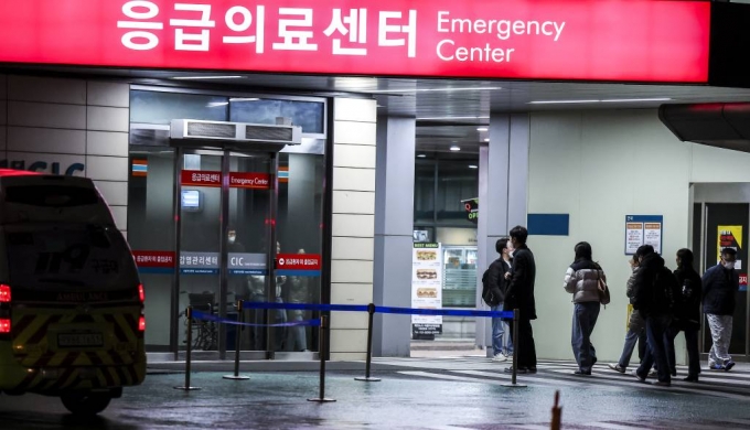 주요 병원 전공의들이 의대 정원 확대에 반발하며 근무를 중단하기 시작한 지난 20일 서울시내 한 대학병원 응급실 앞에서 시민들이 이동하고 있다. /사진= 뉴시스