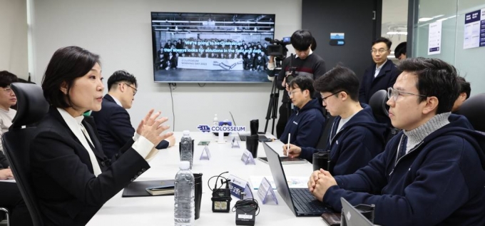 오영주 중소벤처기업부 장관(왼쪽)이 21일 오후 서울 강남구 콜로세움 코퍼레이션 본사에서 열린 &#039;복수의결권 주식제도 첫 발행기업 현장간담회&#039;에서 박진수 콜로세움 코퍼레이션 CEO(맨 오른쪽)와 대화를 하고 있다. 2024.02.21.