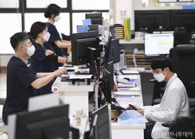 전공의들의 집단 사직으로 의료대란이 가시화되며 정부가 일반인에게 국군병원 12곳 응급실을 개방한 20일 경기도 성남시 국군수도병원 응급실에서 의료진들이 분주하게 움직이고 있다. /사진=임한별(머니S)