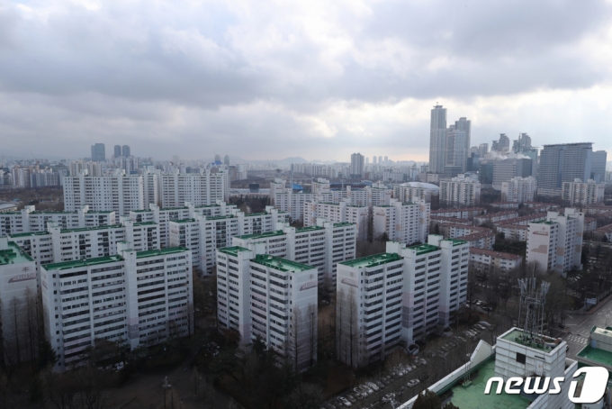 (서울=뉴스1) 이광호 기자 = 3월 신학기 이사철과 정부의 의대정원 증원 발표 등의 영향으로 서울 인기 학군지역으로 꼽히는 양천구 목동과 강남 대치동 전셋값이 상승세를 보이고 있다.   지난 14일 국토교통부 실거래가공개시스템에 따르면 목동 학원가에 인접한 &#039;현대하이페리온&#039; 전용 154㎡는 지난해 12월 20억원에 전세 계약이 체결, 같은 평형이 지난해 11월 15억원에 전세 계약을 맺은 것과 비교해, 한 달 새 5억원 뛰었다.  사진은 15일 서울 양천구 목동 아파트 단지 모습.2024.2.15/뉴스1  Copyright (C) 뉴스1. All rights reserved. 무단 전재 및 재배포,  AI학습 이용 금지.