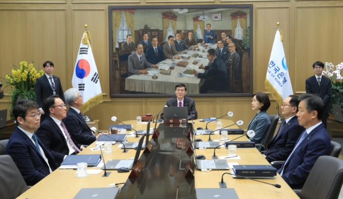 이창용 한국은행 총재(사진 가운데)가 22일 오전 서울 중구 한국은행에서 열린 금융통화위원회 본회의에서 회의를 주재하고 있다./사진제공=한은