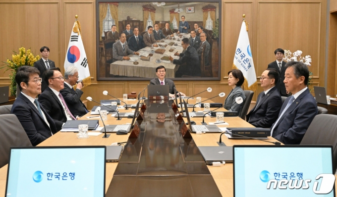 (서울=뉴스1) 사진공동취재단 = 이창용 한국은행 총재가 22일 오전 서울 중구 한국은행에서 열린 금융통화위원회를 주재하고 있다. 2024.2.22/뉴스1  Copyright (C) 뉴스1. All rights reserved. 무단 전재 및 재배포,  AI학습 이용 금지.