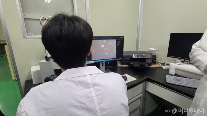 쎌바이오텍 연구소 A동에서 연구원이 둥근 형태의 '구균'을 연구 중인 모습. /사진=홍효진 기자