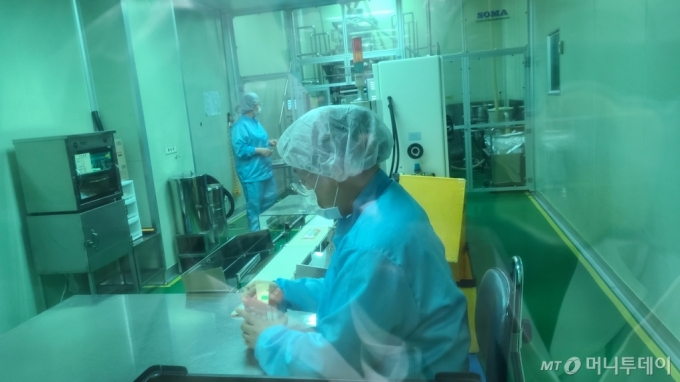 쎌바이오텍 공장 '완제동'에서 직원들이 분말 스틱형의 유산균 제품을 생산하고 있다. /사진=홍효진 기자