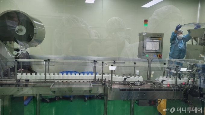 쎌바이오텍 공장 '완제동'에서 직원들이 플라스틱 용기에 제품을 담는 작업을 하고 있다. /사진=홍효진 기자