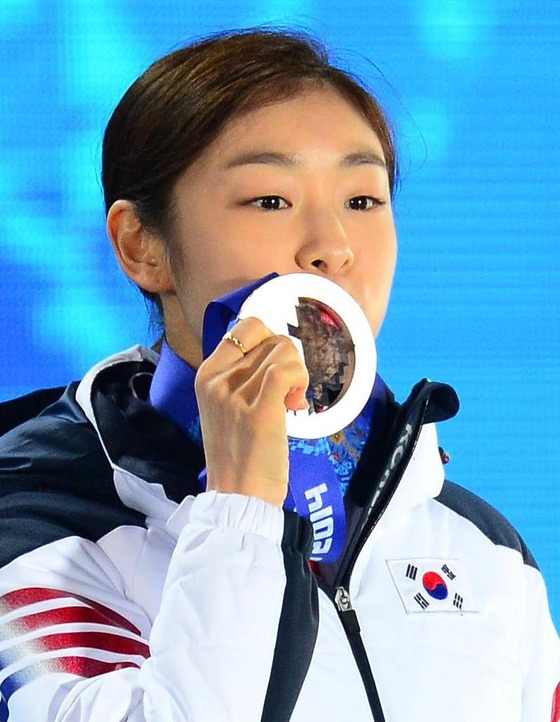 전 피겨스케이팅 선수 김연아. 2014 소치동계올림픽이 진행 중이던 2014년 2월22일(한국 시간). 러시아 소치 해안클러스터의 올림픽 파크 내 메달 프라자에서 열린 피겨 여자 싱글 시상식에서 김연아가 은메달을 목에 걸고 포즈를 취하고 있다. 김연아가 은메달에 키스를 하자 마법처럼 금빛으로 반짝였다. /사진=뉴스1