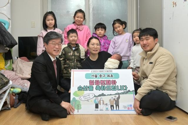 김길성 중구청장(왼쪽 첫번째)이 일곱 번째 아이를 출산한 조용석, 전혜희씨 부부의 집을 방문해 축하인사를 전하고 있다./사진제공=중구청 