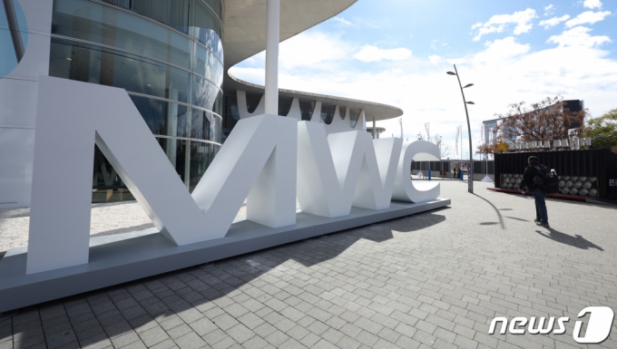 세계 3대 전자&middot;IT 전시 중 하나인 '모바일 월드 콩그레스(MWC) 2024&rsquo; 개막을 이틀 앞둔 24일 오후(현지시간) 스페인 바르셀로나 피라 그란 비아 전시장에서 관계자들이 막바지 준비를 하고 있다. /사진=뉴스1