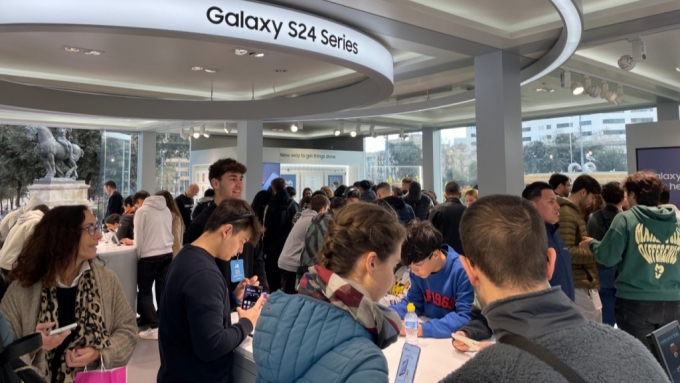 바르셀로나 카탈루냐 광장에 마련된 '갤럭시 익스피리언스 스페이스'를 가득 채운 방문객. /사진=배한님 기자