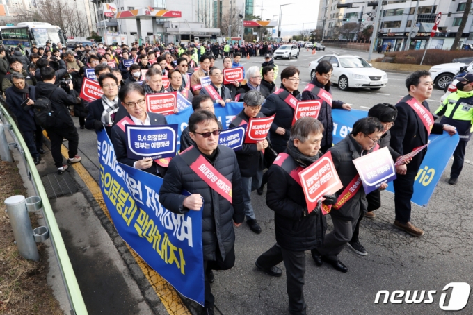 (서울=뉴스1) 민경석 기자 = 정부의 의과대학 입학 정원 확대 정책에 반대하는 대한의사협회(의협) 산하 전국 16개 시·도 의사들이 25일 오후 서울 용산구 의협회관에서 용산 대통령실을 향해 행진하고 있다. 2024.2.25/뉴스1  Copyright (C) 뉴스1. All rights reserved. 무단 전재 및 재배포,  AI학습 이용 금지.