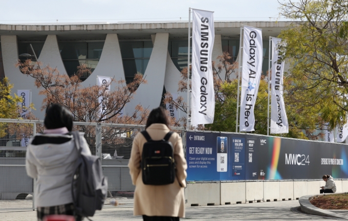 스페인 바르셀로나 피라 그란 비아 전시장 인근에 삼성전자 갤럭시 홍보물이 설치돼 있다./사진=뉴스1