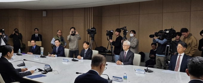 26일 서울 중구 대한상공회의소 EC룸에서 열린 '반도체 산업 초격차 확보를 위한 민관 반도체 전략 간담회' 에 참석한 인사들. 오른쪽부터 두분째 경계현 삼성전자 대표이사 겸 DS(반도체)부문장 사장, 곽노정 SK하이닉스 대표이사 사장, 왼쪽 첫번째 뒷모습은 안덕근 산업부 장관./사진=오동희 선임기자