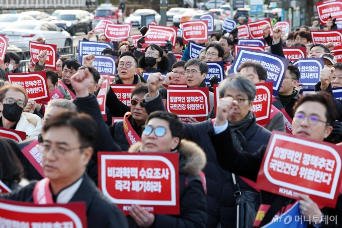 (서울=뉴스1) 민경석 기자 = 정부의 의과대학 입학 정원 확대 정책에 반대하는 대한의사협회(의협) 산하 전국 16개 시·도 의사들이 25일 오후 서울 용산구 의협회관에서 용산 대통령실 앞까지 행진해 마무리 집회를 하며 구호를 외치고 있다. 2024.2.25/뉴스1  Copyright (C) 뉴스1. All rights reserved. 무단 전재 및 재배포,  AI학습 이용 금지.