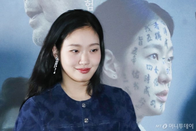 김고은의 점술 무당 화림의 대살굿 검무 연기력 '출시 7일 만에 300만 돌파' 오컬트 의미