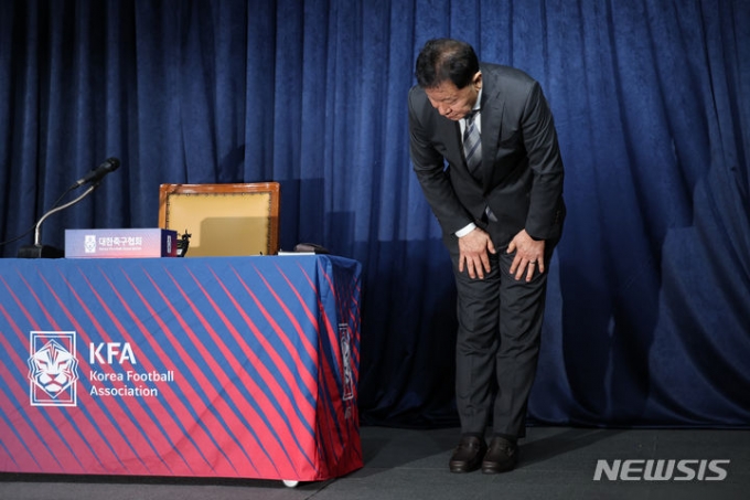 정해성 대한축구협회 전력강화위원장이 지난 21일 오후 서울 종로구 축구회관에서 열린 기자회견에서 취재진에게 인사하고 있다. /사진=뉴시스