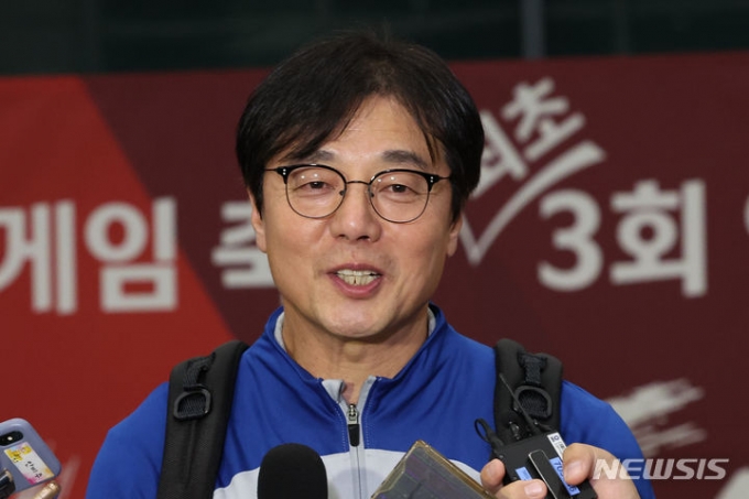  2022 항저우 아시안게임에서 금메달을 이끈 황선홍 감독이 지난 2023년 10월 8일 인천국제공항을 통해 귀국해 취재진과 질의응답을 하고 있다. /사진=뉴시스