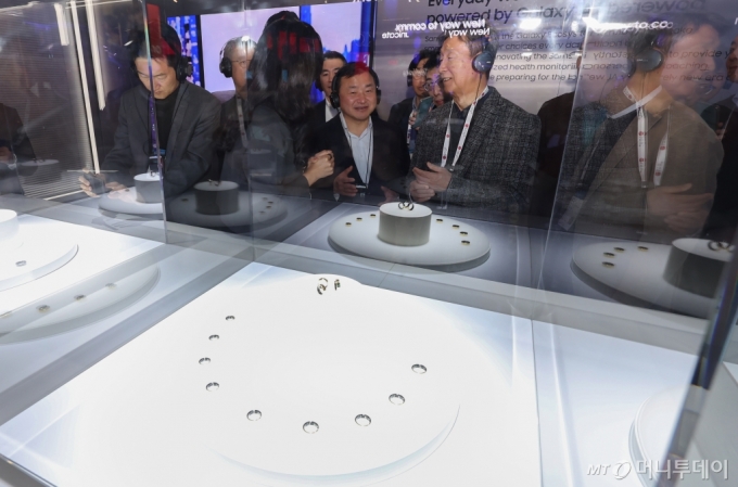  노태문 삼성전자 MX부문장(사장)과 황현식 LG유플러스 대표가 27일(현지시간) 스페인 바르셀로나 피라 그란 비아에서 열린 세계 최대 이동통신 전시회 MWC 2024 전시장에 마련된 삼성전자 부스에서 갤럭시 링을 보고 있다. /사진=뉴스1