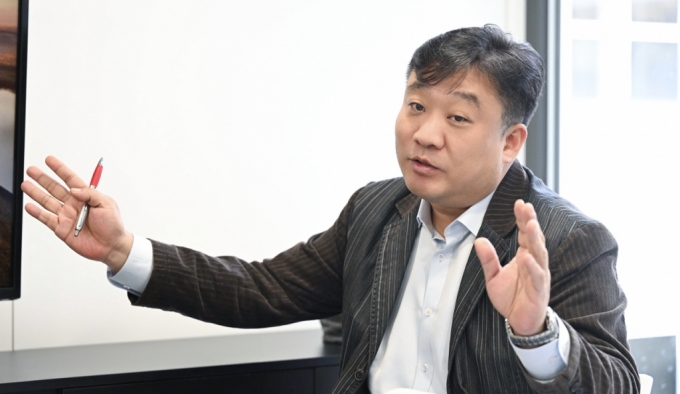 정명훈 KT DX사업본부 IoT사업담당(상무)가 27일(현지시간) KT의 온디바이스 AIoT 사업에 대해 설명하고 있다. /사진=KT