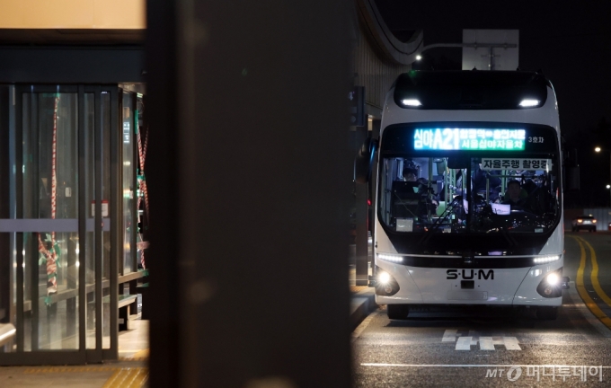 (서울=뉴스1) 이동해 기자 = 4일 저녁 서울 마포구 합정역에서 심야 자율주행버스 'A21'번이 첫 운행을 시작하고 있다.  심야 A21번의 총 운행 대수는 2대로 1대는 합정역, 1대는 동대문역에서 밤 11시30분에 각각 출발해 70분 간격으로 순환 운행한다. 운행 요일과 시간은 월요일부터 금요일까지 평일만 운행하며, 운행 시간은 오후 11시30분부터 다음날 오전 5시10분까지, 안정화 과정을 거치는 기간 동안은 무료로 탑승 가능하며 내년 상반기내 유료로 전환할 계획이다. 2023.12.5/뉴스1  Copyright (C) /사진=(서울=뉴스1) 이동해 기자