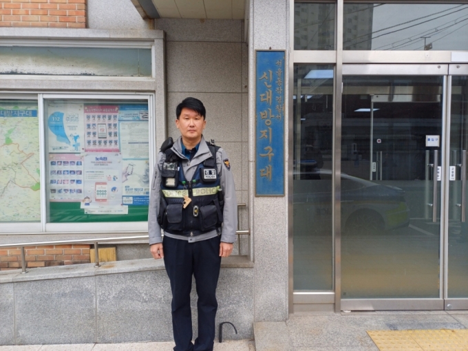 이강하 경위는 서울 동작경찰서 사당지구대에서 근무하다 얼마전 같은 관내 신대방지구대로 발령받았다/사진=오석진 기자