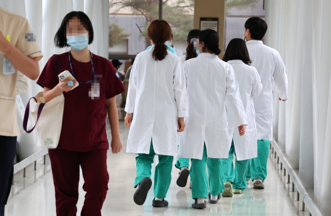 28일 서울 한 병원에서 의료진들이 이동하고 있다./사진= 뉴시스