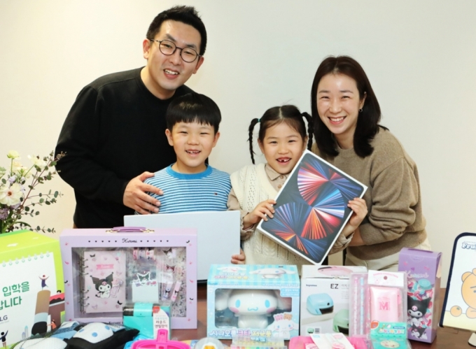 LG이노텍 직원 가족이 '초등학교 입학 선물'을 받아보며 즐거워하고 있다./사진=LG이노텍