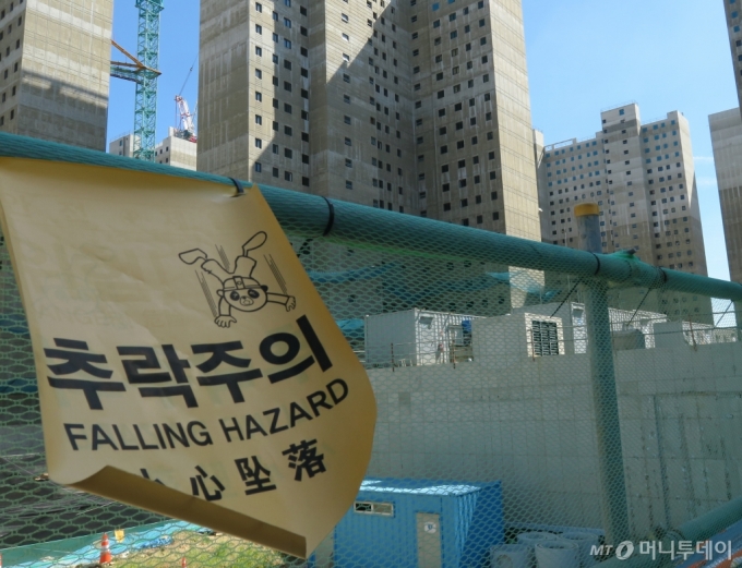 [인천=뉴시스] 김동영 기자 = 지하주차장 붕괴로 인해 공사가 중단된 인천 서구 검단신도시 한 아파트 사고 현장 /사진=뉴시스