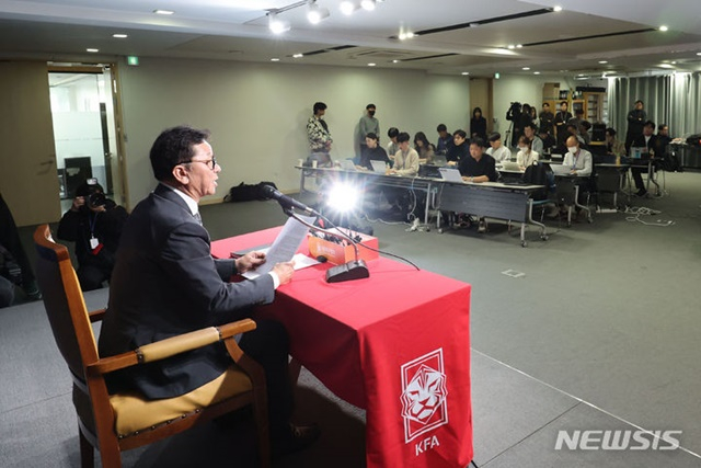 정해성 전력강화위원장이 3차 회의를 마치고 대표팀 황선홍 임시 감독 선임을 발표하고 있다. /사진=뉴시스 제공