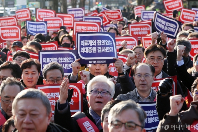  정부의 의과대학 입학 정원 확대 정책에 반대하는 대한의사협회(의협) 산하 전국 16개 시·도 의사들이 이달 25일 오후 서울 용산구 의협회관에서 용산 대통령실 앞까지 행진해 마무리 집회를 하며 구호를 외치고 있다. / 사진제공=뉴스1