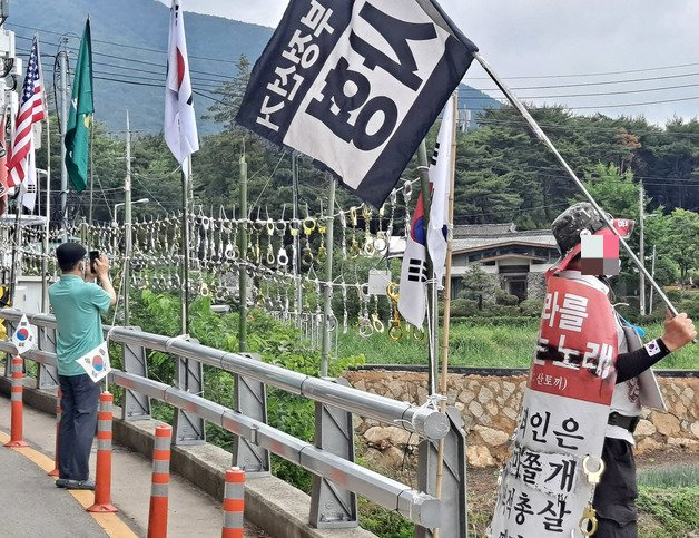 2022년 경남 양산 하북면 평산마을 문재인 전 대통령 사저 인근 도로에서 한 보수단체 회원이 집회를 하고 있다. /사진=뉴스1 