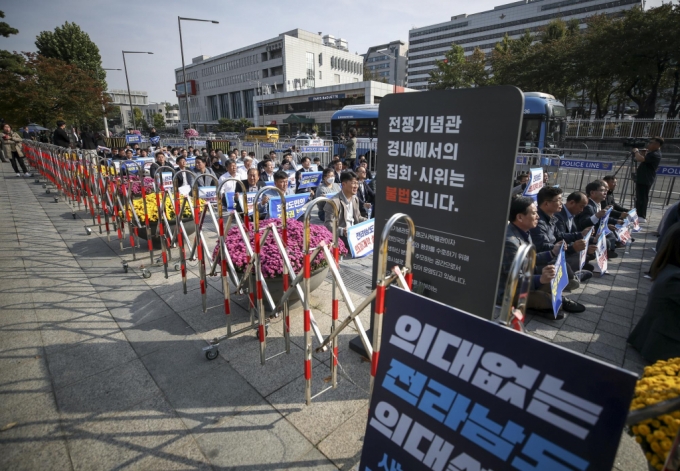 지난해 10월18일 서울 용산구 대통령실 앞 이태원로 인도에서 열린 집회 인근에 집회 금지 안내문이 설치되어 있다. 경찰이 용산 대통령실 앞 이태원로에서 교통 소통을 이유로 집회·시위를 금지할 수 있게 됐다. 이 같은 내용이 담긴 집시법시행령 일부 개정령이 같은 해 10월17일 공포·시행됐다. /사진=뉴시스