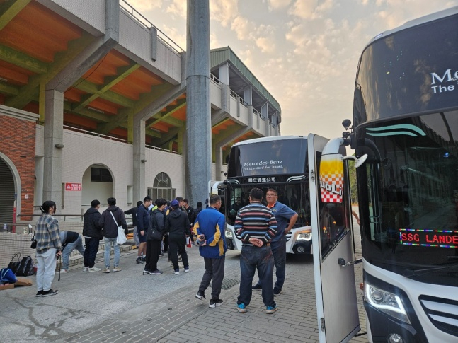 대만 현지 야구팬들이 26일 대만 자이현에 위치한 자이시립야구장 앞에서 추신수(빨간 옷)를 기다리고 있다. /사진=SSG 랜더스