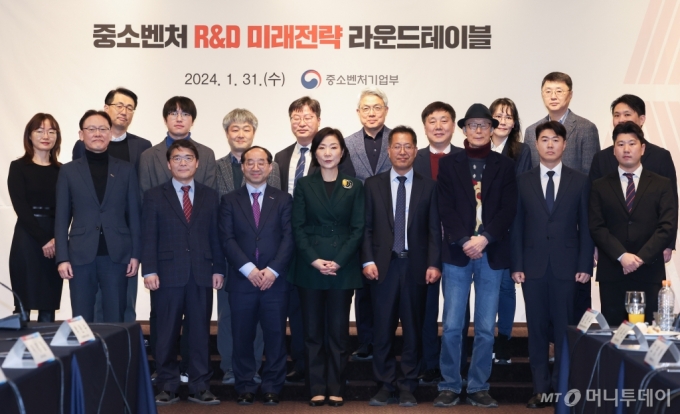 [서울=뉴시스] 황준선 기자 = 오영주(앞줄 왼쪽 다섯 번째) 중소벤처기업부 장관을 비롯한 참석자들이 31일 오후 서울 영등포구 켄싱턴 호텔에서 열린 중소벤처 R&amp;D 미래전략 라운드테이블에서 기념촬영 하고 있다. 2024.01.31. hwang@newsis.com /사진=황준선