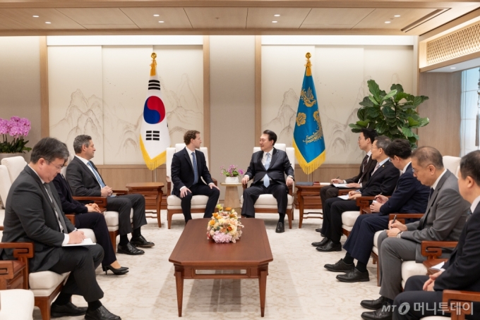 [서울=뉴시스] 윤석열 대통령이 29일 서울 용산 대통령실 청사에서 마크 저커버그 메타 최고경영자(CEO)를 접견하고 있다. (사진=대통령실 제공) 2024.02.29. photo@newsis.com *재판매 및 DB 금지 /사진=조수정