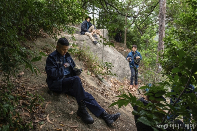 지난해 12월 18일(현지시각) 홍콩에서 반중매체 빈과일보 사주 지미 라이의 국가보안법 재판이 열리면서 한 경찰관이 라이가 수감됐던 라이치콕 구치소 주변의 기자들을 점검하고 있다. 지미 라이 재판은 1997년 홍콩이 중국에 반환된 이후 홍콩 언론인 재판 중 가장 주목받는 사건이다. /AP=뉴시스