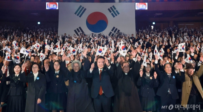 [서울=뉴시스] 전신 기자 = 윤석열 대통령이 1일 서울 중구 유관순기념관에서 열린 제105주년 3·1절 기념식에서 만세삼창을 하고 있다. (대통령실통신사진기자단) 2024.03.01. photo1006@newsis.com /사진=전신