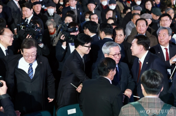 [서울=뉴시스] 전신 기자 = 윤석열 대통령이 1일 서울 중구 유관순기념관에서 열린 제105주년 3·1절 기념식을 마친 뒤 한동훈 국민의힘 비상대책위원장과 악수하고 있다. 왼쪽은 이재명 더불어민주당 대표. (대통령실통신사진기자단) 2024.03.01. photo1006@newsis.com /사진=전신