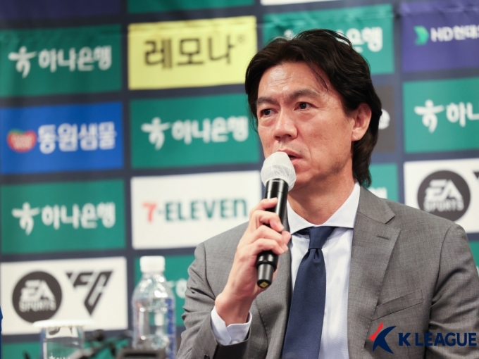 2024 K리그 미디어캠프에서 취재진의 질문에 답변하는 홍명보 감독. /사진제공=한국프로축구연맹