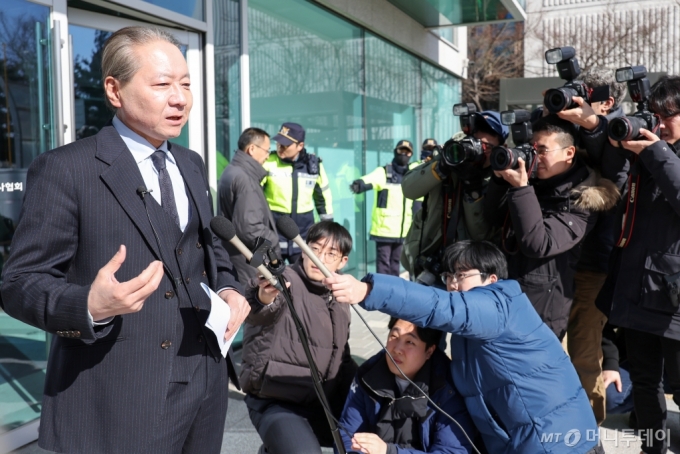  주수호 의대정원 증원 저지를 위한 대한의사협회 비상대책위원회 언론홍보위원장이 1일 오후 서울 용산구 대한의사협회 회관 앞에서 압수수색 관련 브리핑을 하고 있다./사진=뉴스1