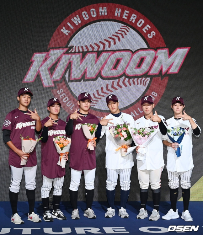 2024년 KBO 신인드래프트 당시 키움 지명자들. 오른쪽에서 두 번째가 이재상. 