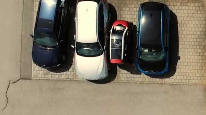 일반 차량 사이 빼곡히 주차한 CT-2(왼쪽에서 세 번째)/사진=씨티 트랜스포머 유튜브