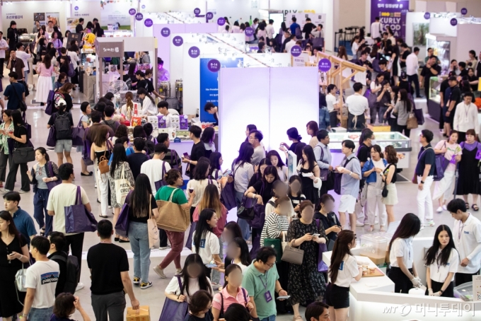 (서울=뉴스1) 유승관 기자 = 6일 서울 동대문디자인플라자(DDP)에서 열린 '2023 컬리 푸드 페스타'를 찾은 관람객들이 다양한 컬리 파트너사 부스를 둘러보고 있다.  컬리 서비스 론칭 8년 만에 첫 오프라인 행사인 '컬리 푸드 페스타'는 85개 대표 파트너사와 130개 F&amp;B 브랜드들이 참여, 고객들과의 친밀한 소통을 위해 기획됐다. 2023.7.6/뉴스1  Copyright (C) 뉴스1. All rights reserved. 무단 전재 및 재배포 금지. /사진=(서울=뉴스1) 유승관 기자