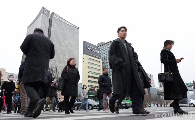 5일 오전 서울 종로구 세종대로 사거리에서 출근길에 오른 시민들이 발걸음을 옮기고 있다. 이날 한국은행에 따르면 지난해 우리나라의 1인당 국민총소득은 미 달러화 기준 전년(3만2661달러)대비 2.6% 증가한 3만3745달러로 1년 만에 증가 전환한 것으로 나타났다./사진제공=뉴시스 /사진=황준선