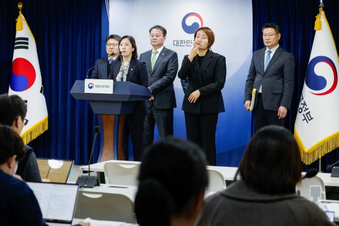 신영숙 여성가족부 차관이 4일 종로구 정부서울청사에서 열린 '국민과 함께하는 민생토론회(청년 편) 사전브리핑에' 참석해 취재진 질문에 답하고 있다 /사진=뉴스1 