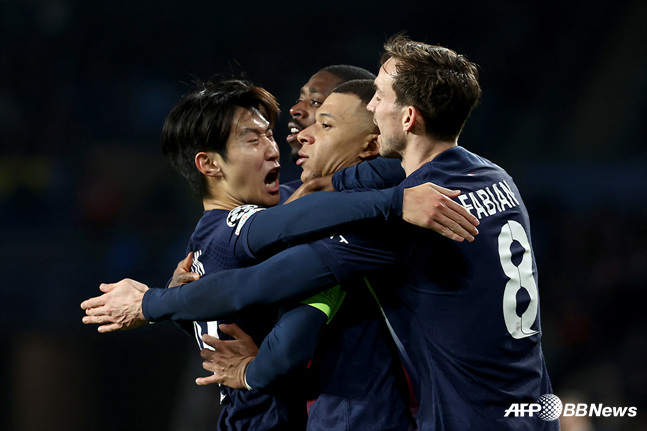 이강인(왼쪽)과 함께 PSG 선수들이 골 세리머니를 펼치고 있다. /AFPBBNews=뉴스1