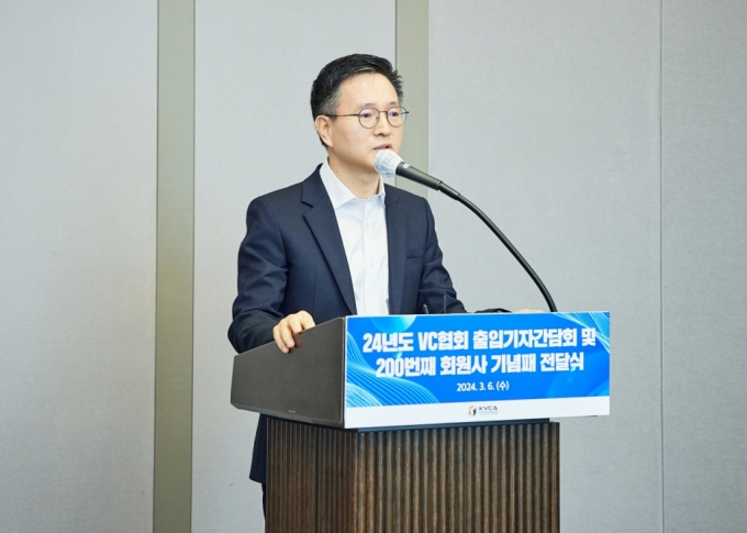 윤건수 한국벤처캐피탈협회장이 6일 서울 강남구 인터콘티넨탈에서 열린 2024년도 한국벤처캐피탈협회(VC협회) 출입 기자간담회에서 발언하고 있다. 이날 기자간담회는 윤 회장 취임 이후 주요 성과와 향후 추진 계획을 소개하는 자리로 마련됐으며, 200번째 가입 회원사 SBI캐피탈에 대한 기념패도 전달했다. /사진제공=한국벤처캐피탈협회