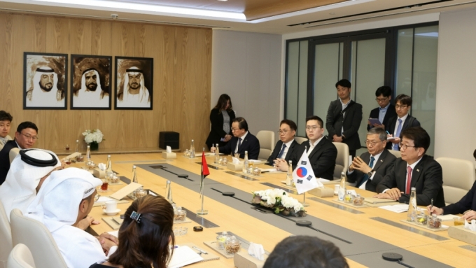 (한국 측 단상 왼쪽부터)이강훈 한국해외인프라도시개발지원공사(KIND) 사장, 박선호 해외건설협회장, 김태환 산군 대표, 류제승 주UAE대사, 박상우 국토교통부 장관이 UAE 측과 협력 방안을 논의하고 있다. /사진=산군 제공