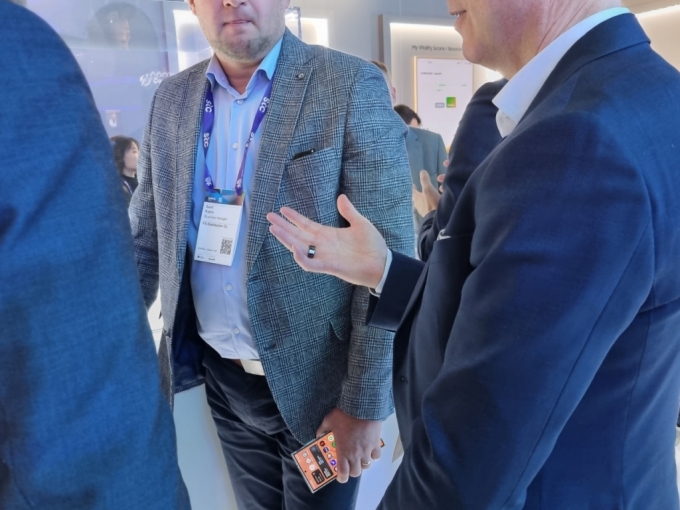 핀란드 F9 Distribution의 Mika Junnila CEO가 지난달 말 스페인 바르셀로나에서 열린 MWC 2024 삼성전자 '갤럭시 링' 전시장 앞에서 자신이 사용 중인 '오우라 링'을 보여주고 있다. /사진=배한님 기자