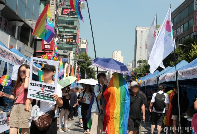 지난해 인천시 부평구 부평역에서 열린 제6회 인천퀴어문화축제 행사장/사진=뉴스1